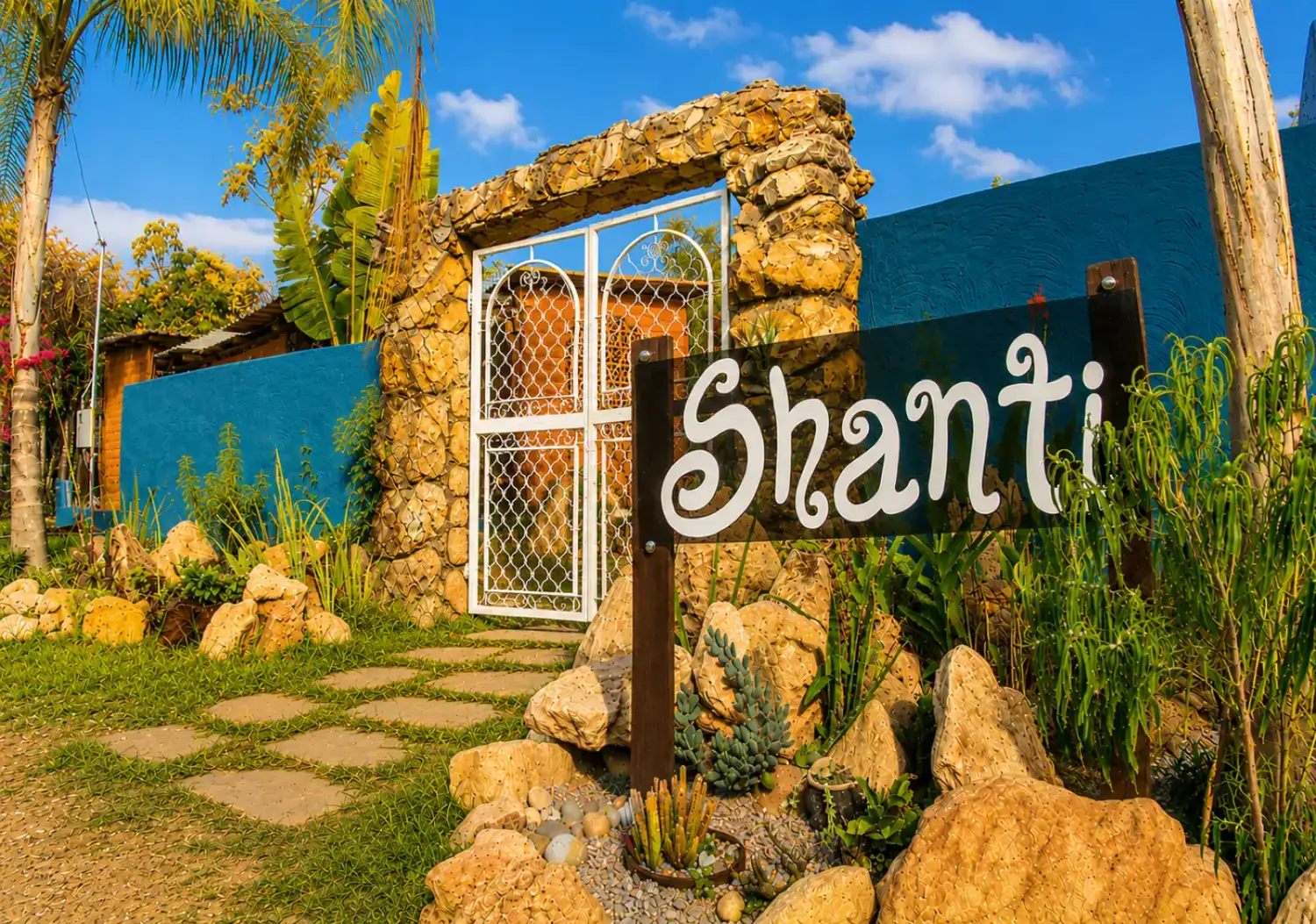 Portal de entrada da Shanti Pousada