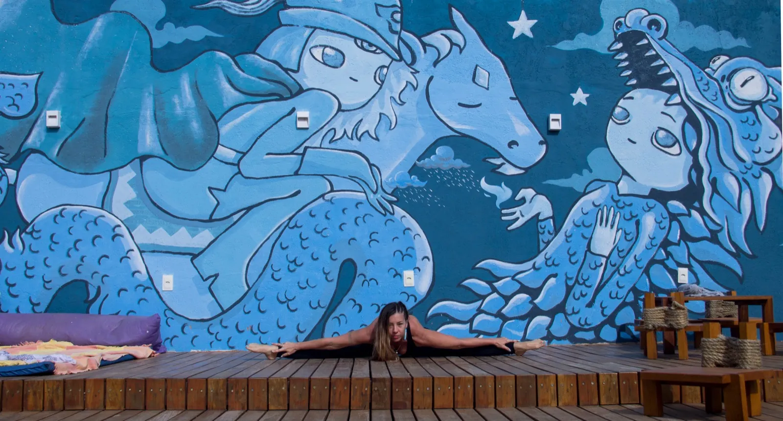 Shanti Pousada — yoga e bem-estar diante do mural artístico
