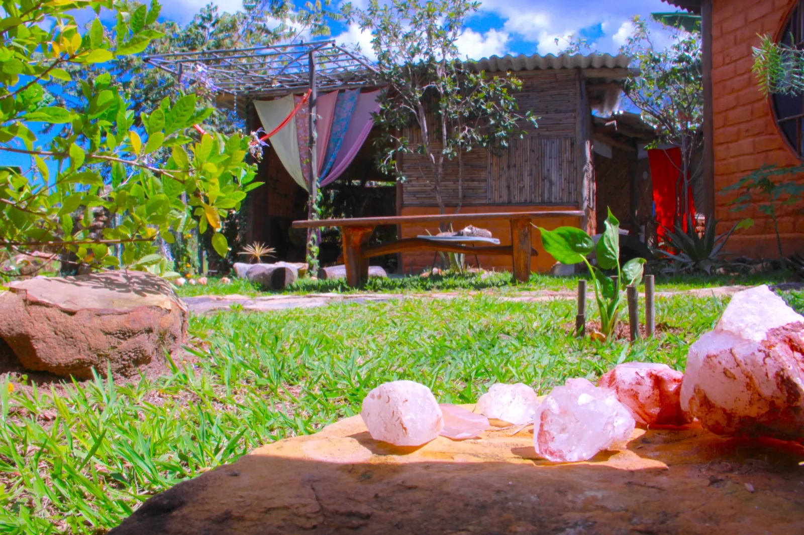 Jardim com cristais da Shanti Pousada