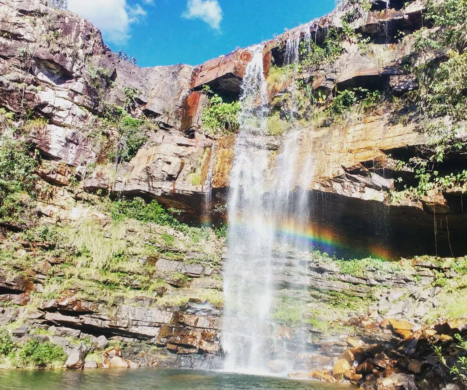 Cachoeira do Cordovil, arco-íris na névoa na Chapada dos Veadeiros