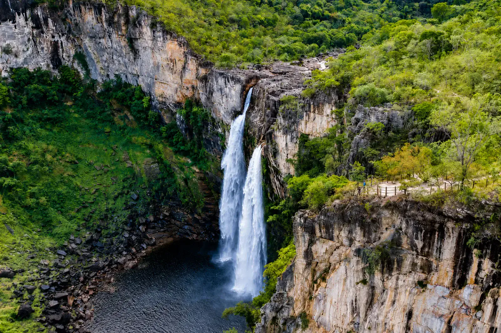 Salto do Rio Preto no Parque Nacional da Chapada dos Veadeiros — queda de 120 metros