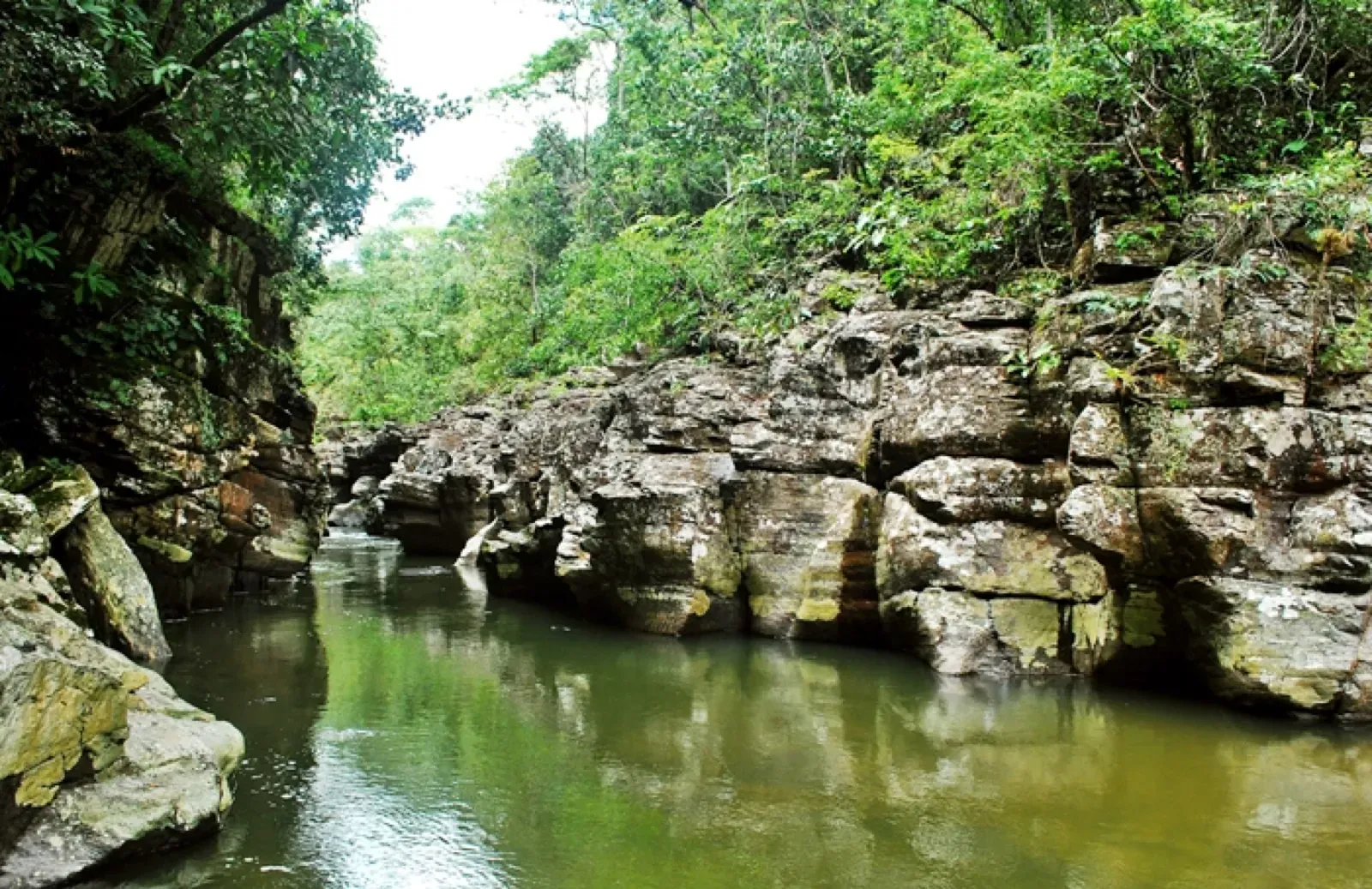 Cachoeira da Raizama, piscina natural em cânion na Chapada dos Veadeiros