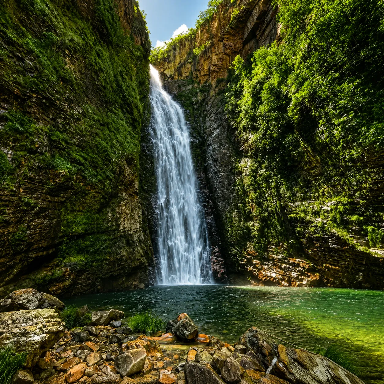 Cachoeira do Segredo, 130 metros de queda na Chapada dos Veadeiros