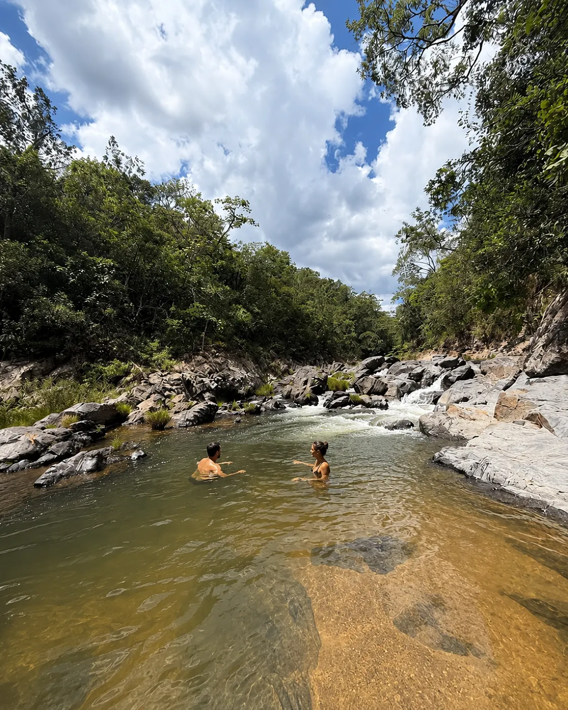 Vale das Pedras, rochas à beira do Rio São Miguel na Chapada dos Veadeiros
