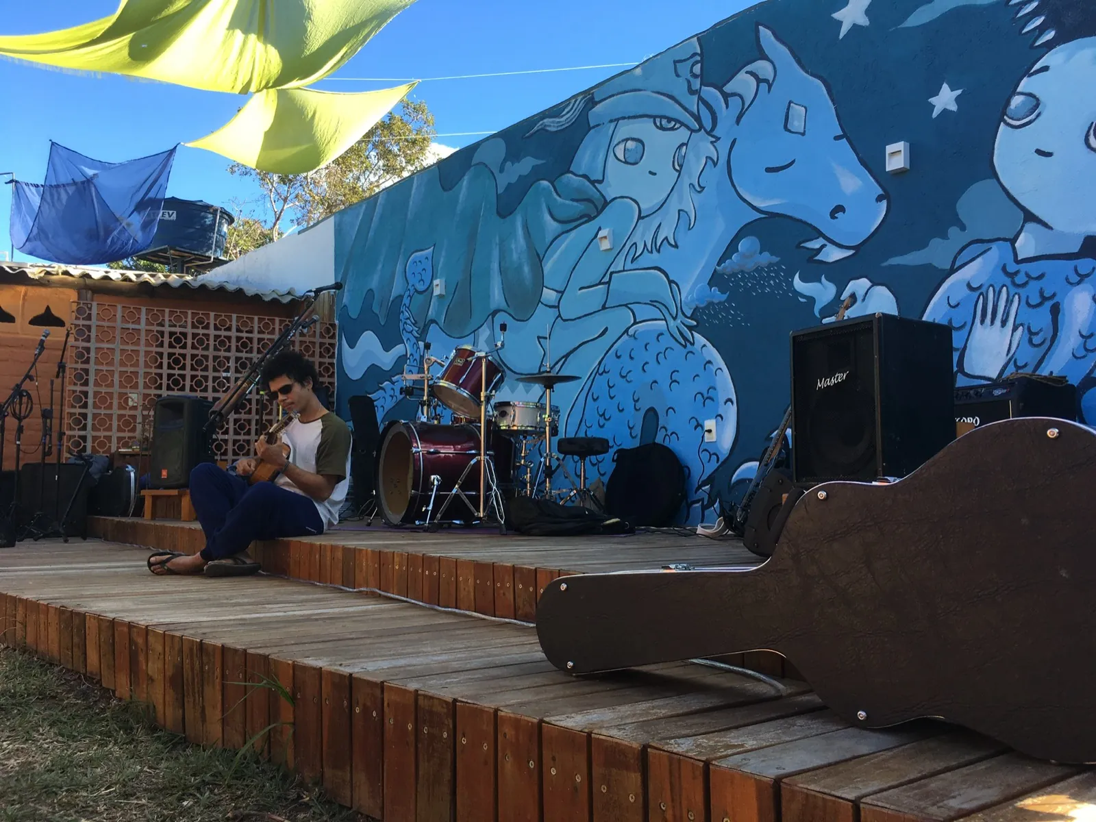 Música ao vivo no deck da Shanti Pousada durante festival autoral