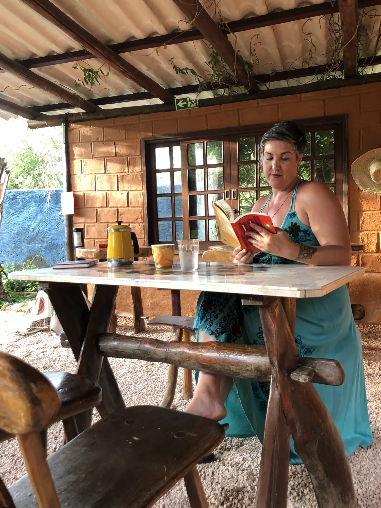 Hóspede lendo no alpendre da Shanti Pousada